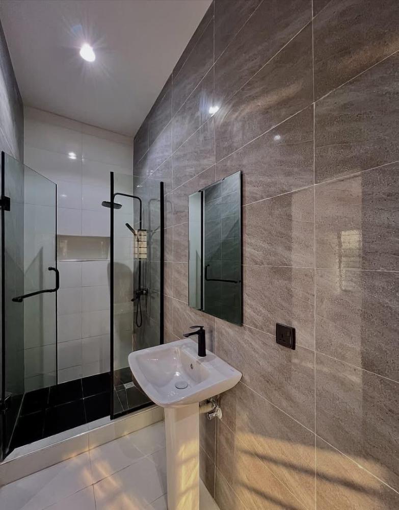 Fully Serviced 2/3 Bedroom Apartment With Elevator at Lekki Phase 1