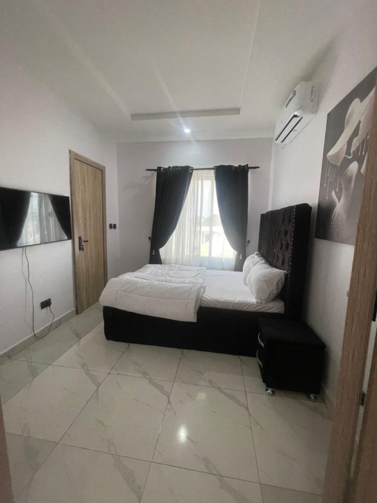 Single room downstairs for rent in the very secured Ikota Villa estate.