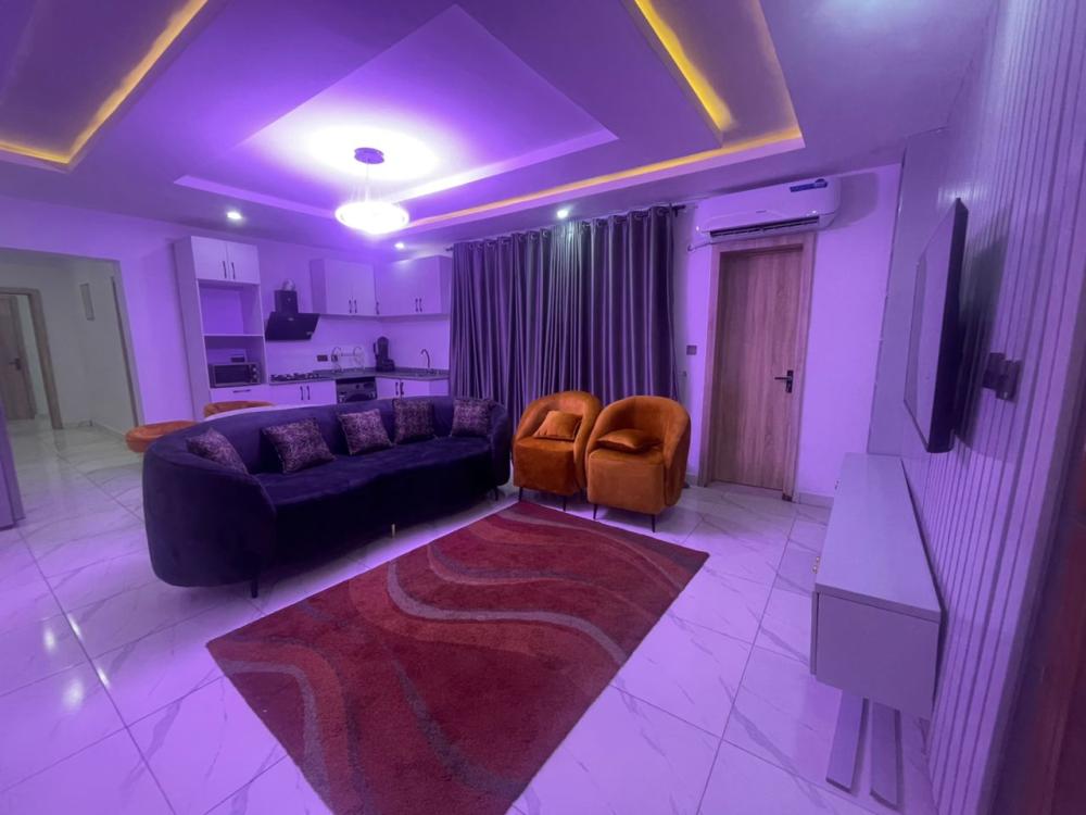 Single room downstairs for rent in the very secured Ikota Villa estate.