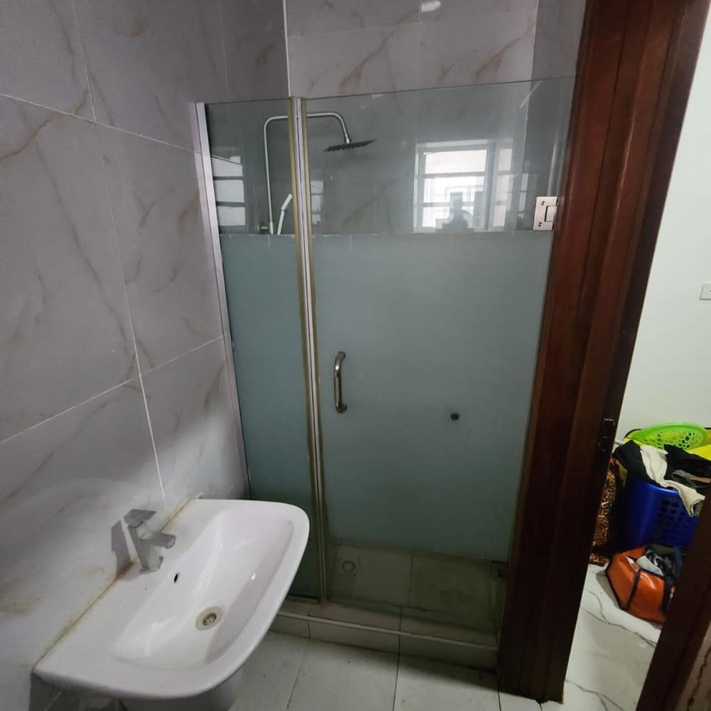 Single room downstairs for rent in the very secured Ikota Villa estate.