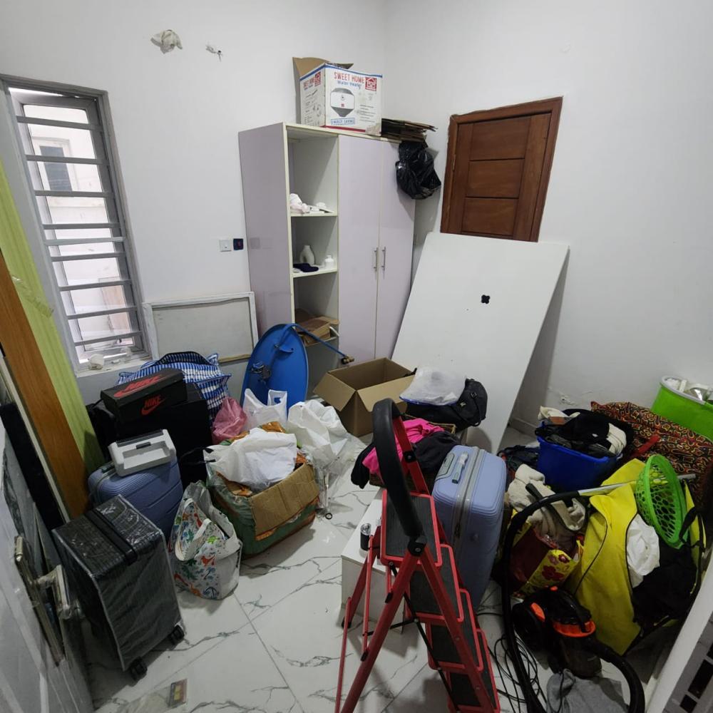 Single room downstairs for rent in the very secured Ikota Villa estate.