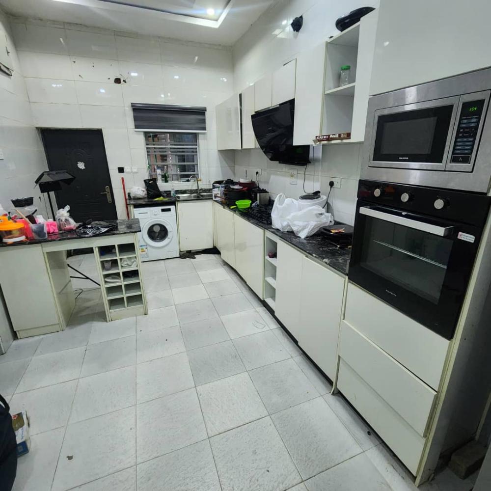 Single room downstairs for rent in the very secured Ikota Villa estate.