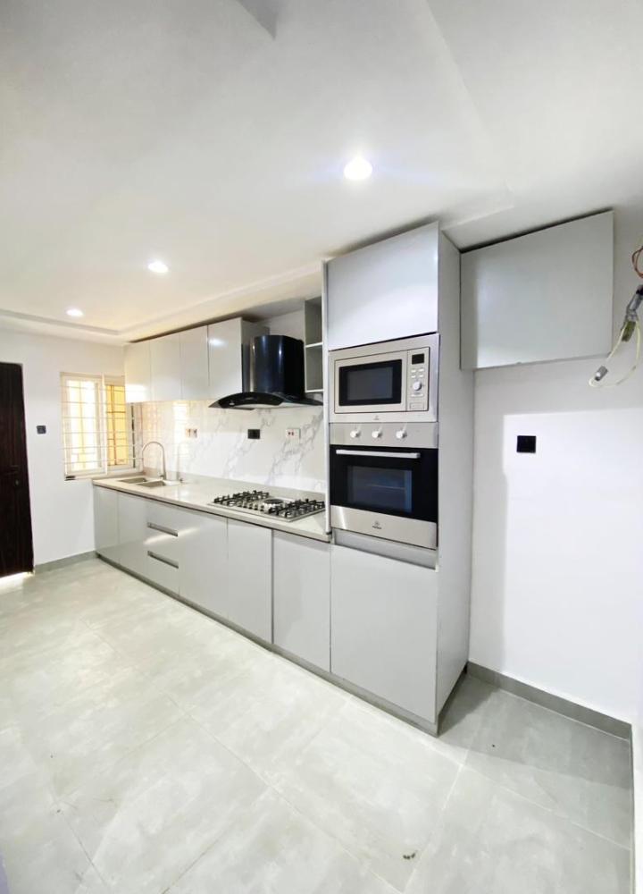 3 BEDROOM APARTMENT AVAILABLE AT LEKKI PHASE 1, LEKKI, LAGOS STATE.