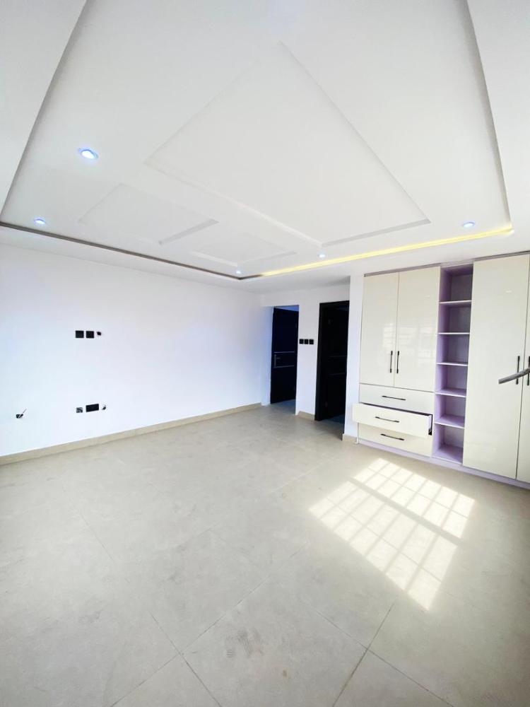 3 BEDROOM APARTMENT AVAILABLE AT LEKKI PHASE 1, LEKKI, LAGOS STATE.