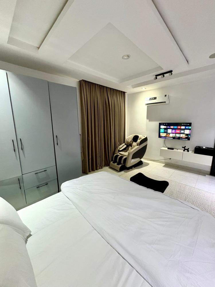 One bedroom  With PS5 and massage chair Ikoyi  Available for bookings today