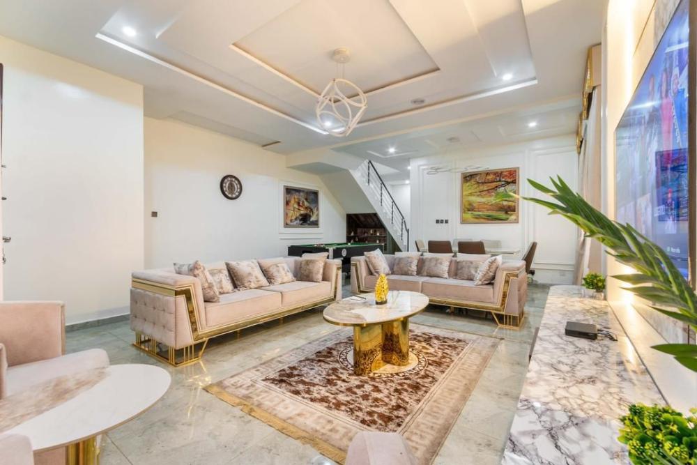 luxury 3/4 bedroom  luxurious apartment for your home away from home experience .