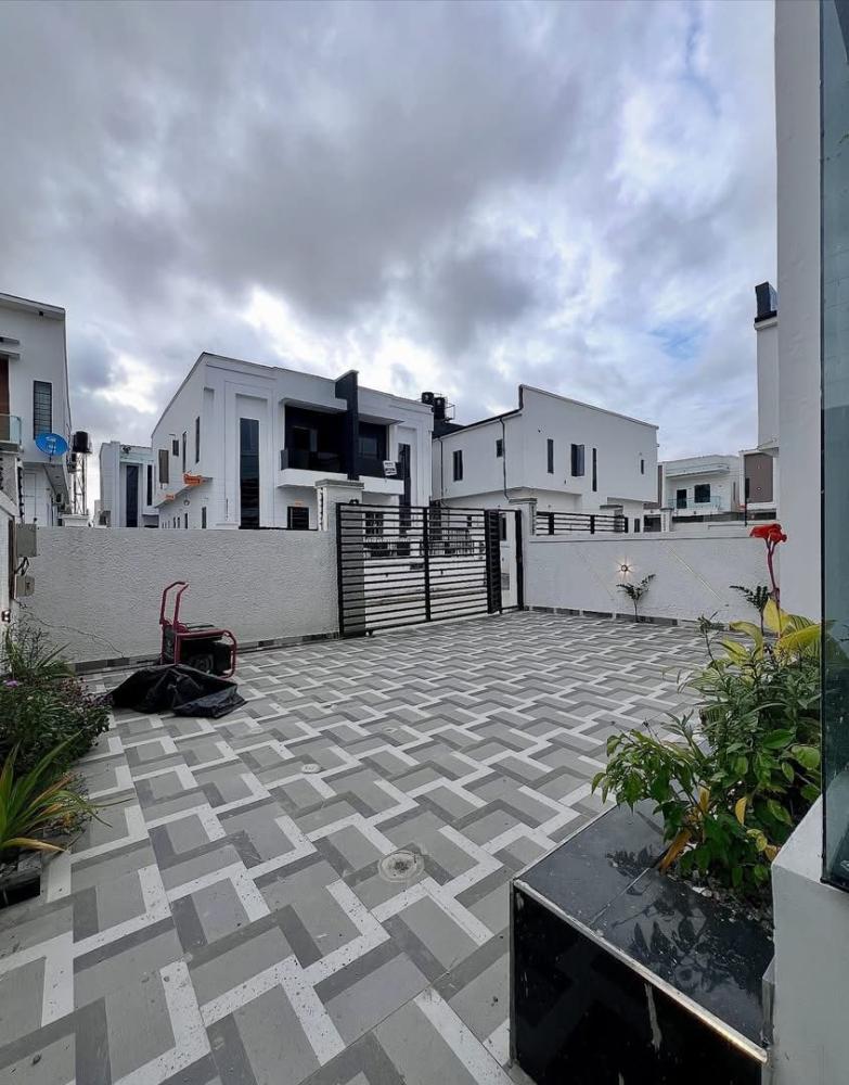 5 Bedroom Fully Detached Duplex With Swimming Pool for SALE Located at Ajah.