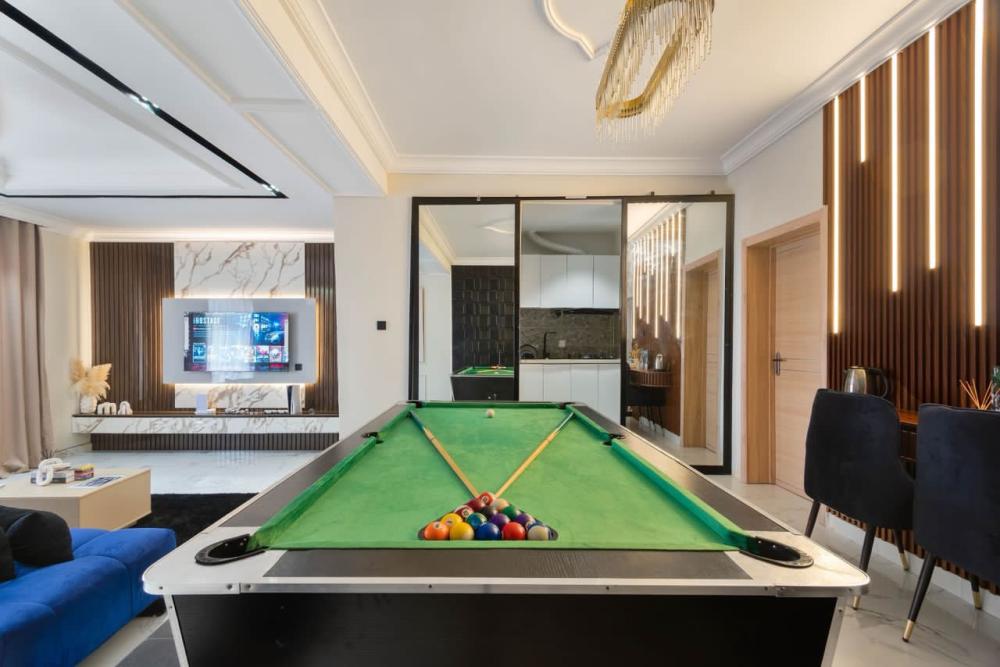 A Spacious Luxury 1 bedroom with PS5, Balcony &amp; Snooker Board*