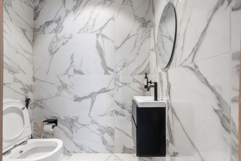 A Spacious Luxury 1 bedroom with PS5, Balcony &amp; Snooker Board*