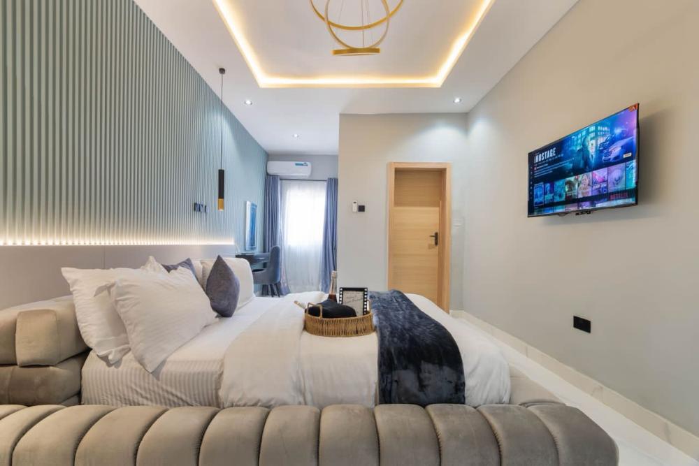 A Spacious Luxury 1 bedroom with PS5, Balcony &amp; Snooker Board*