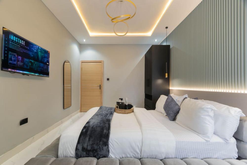 A Spacious Luxury 1 bedroom with PS5, Balcony &amp; Snooker Board*