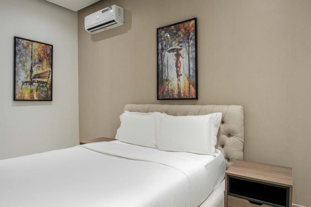 Beautiful Sea View Luxury 3Bedroom Apartment with, Elevator, Spacious Balcony &amp; Wine Bar