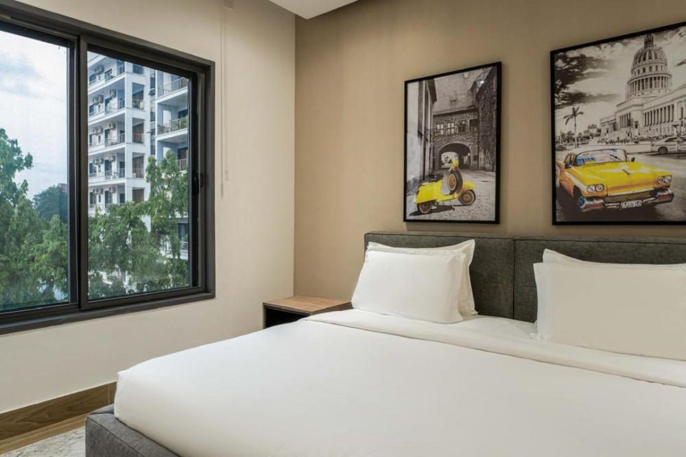 Beautiful Sea View Luxury 3Bedroom Apartment with, Elevator, Spacious Balcony &amp; Wine Bar