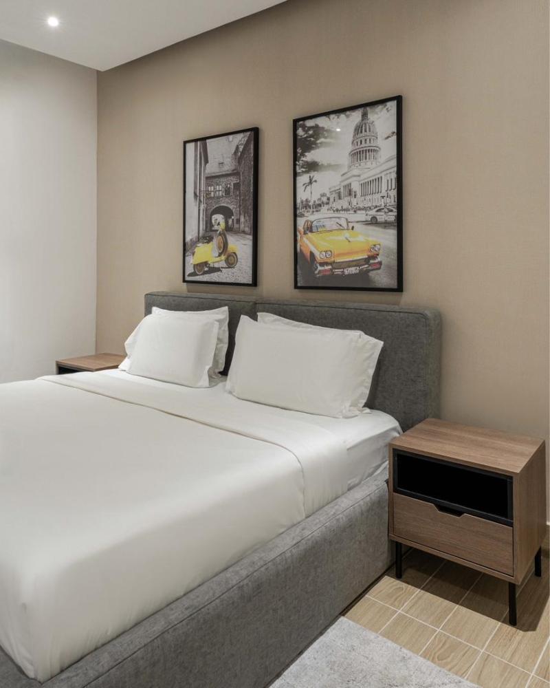 Beautiful Sea View Luxury 3Bedroom Apartment with, Elevator, Spacious Balcony &amp; Wine Bar