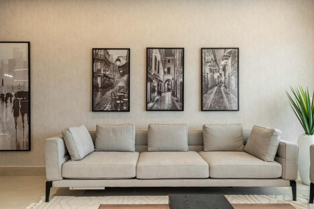 Beautiful Sea View Luxury 3Bedroom Apartment with, Elevator, Spacious Balcony &amp; Wine Bar