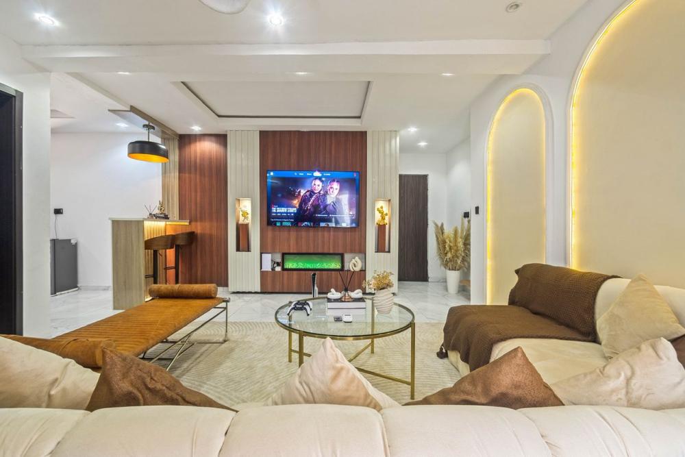 *A Spacious Luxury 1 bedroom with PS5, 2 Balconies &amp; Private Gym*