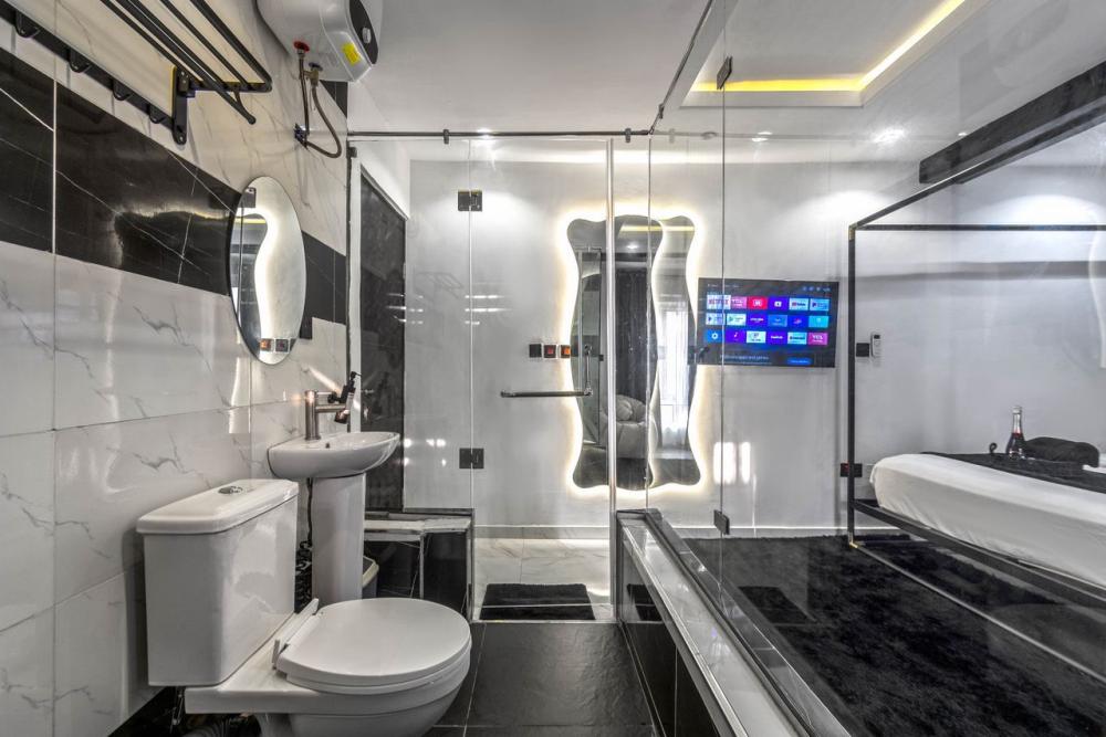 Spacious Luxury 1 bedroom with PS5, 2 Balconies &amp; Private Golf Area