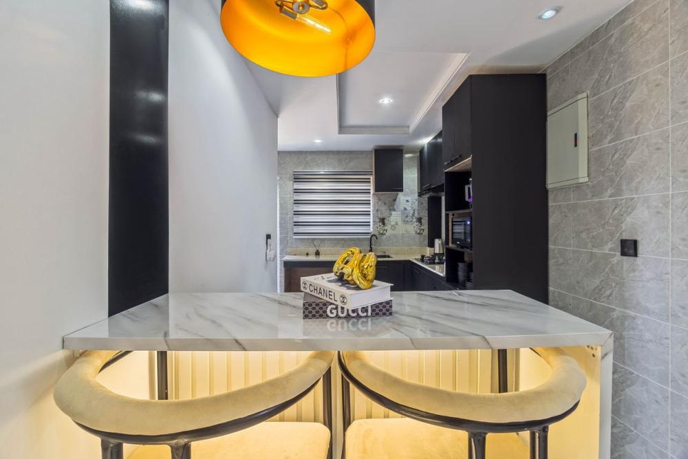 Spacious Luxury 1 bedroom with PS5, 2 Balconies &amp; Private Golf Area