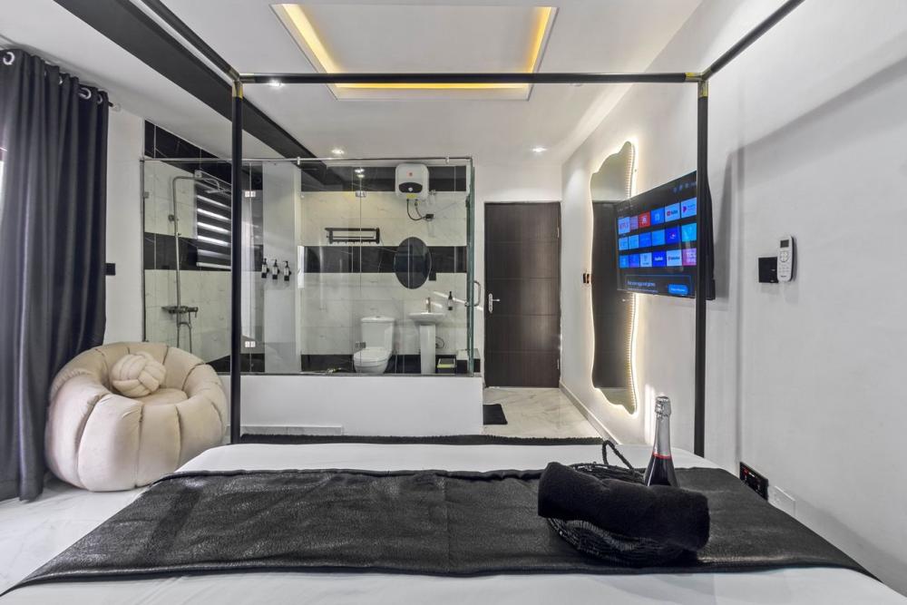 Spacious Luxury 1 bedroom with PS5, 2 Balconies &amp; Private Golf Area