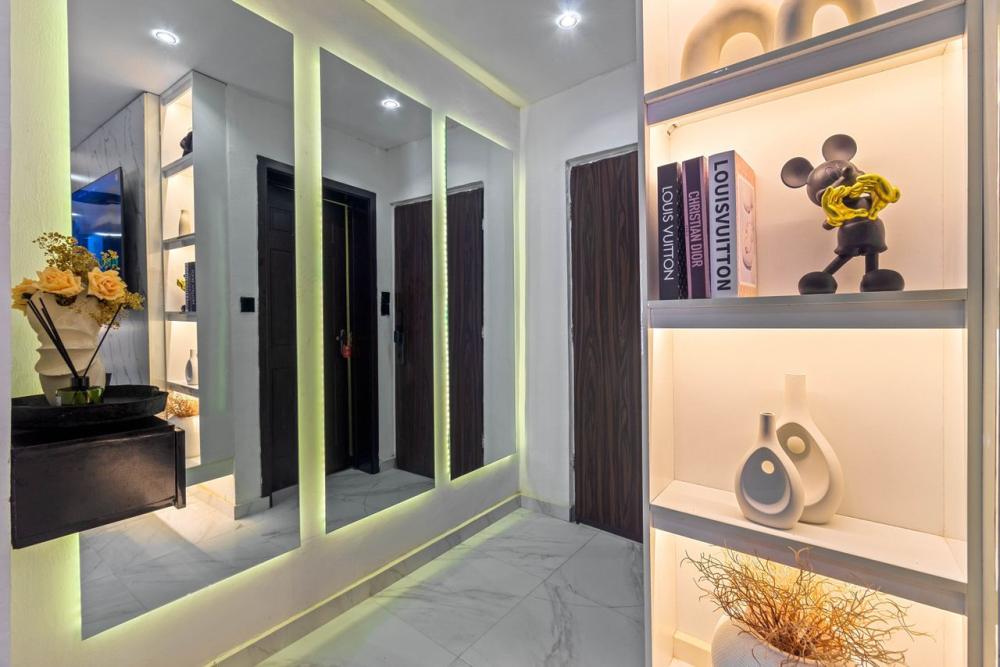 Spacious Luxury 1 bedroom with PS5, 2 Balconies &amp; Private Golf Area