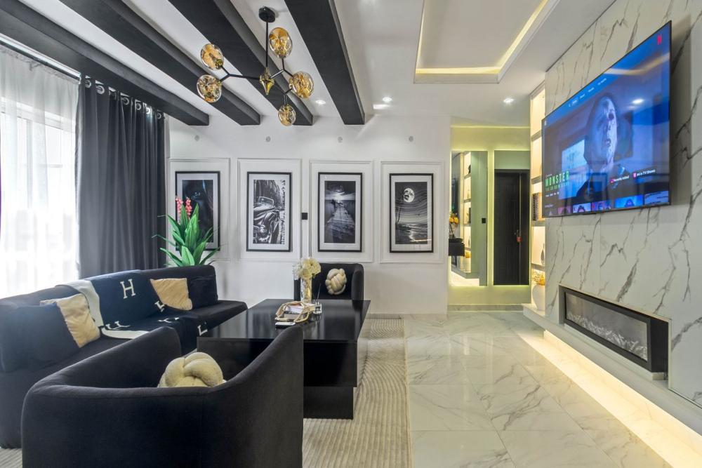 Spacious Luxury 1 bedroom with PS5, 2 Balconies &amp; Private Golf Area