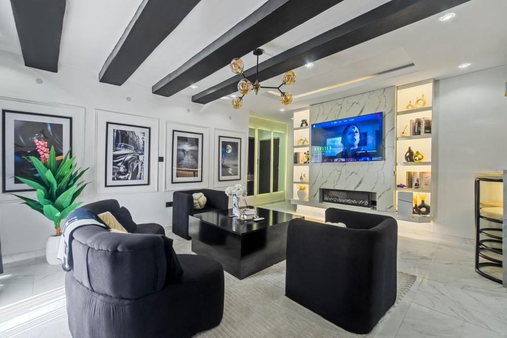 Spacious Luxury 1 bedroom with PS5, 2 Balconies &amp; Private Golf Area