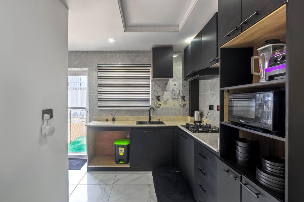 Spacious Luxury 1 bedroom with PS5, 2 Balconies &amp; Private Golf Area