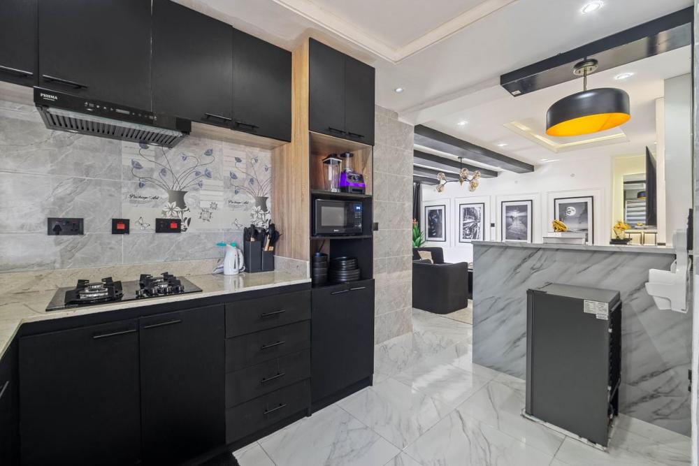 Spacious Luxury 1 bedroom with PS5, 2 Balconies &amp; Private Golf Area