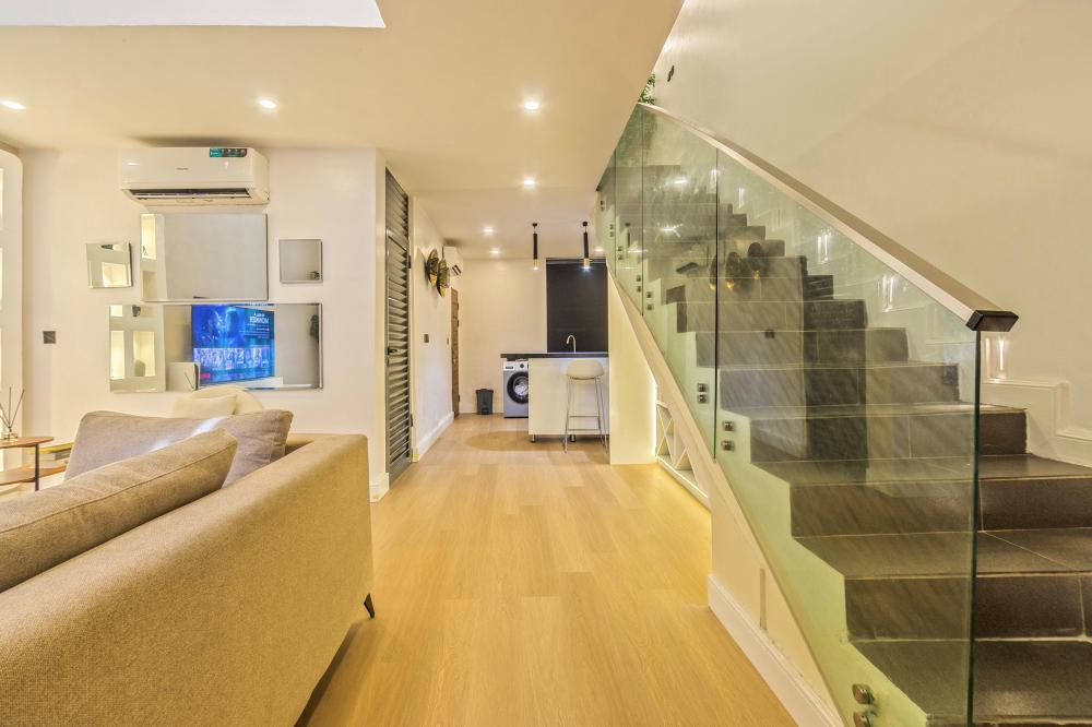 Luxurious 2 bedroom maisonette/ smart home with ps5