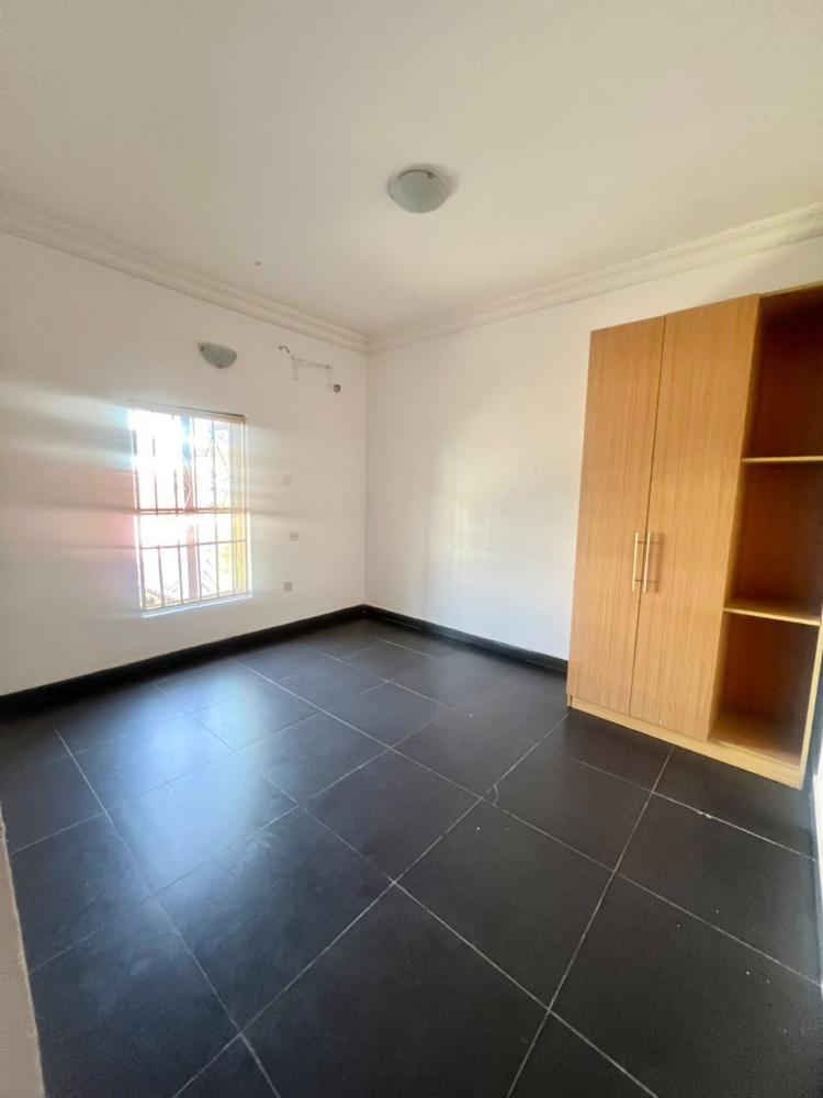 Room upstairs for rent in a shared apartment