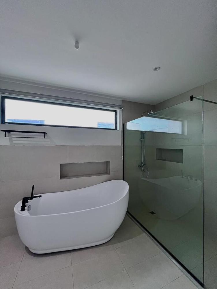 5 Bedroom Fully Detached Duplex With Swimming Pool For SALE Located at Lekki Phase 1.