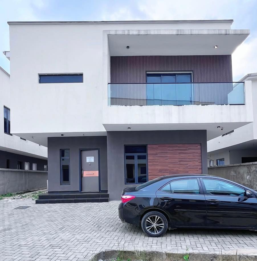 5 Bedroom Fully Detached Duplex With Swimming Pool For SALE Located at Lekki Phase 1.