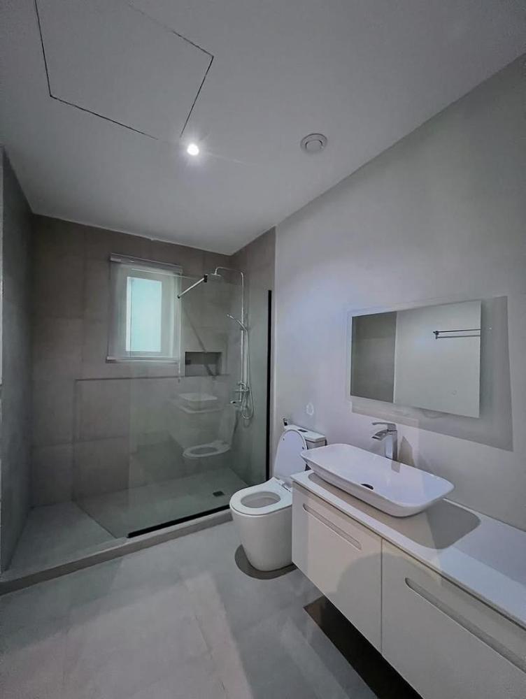 5 Bedroom Fully Detached Duplex With Swimming Pool For SALE Located at Lekki Phase 1.