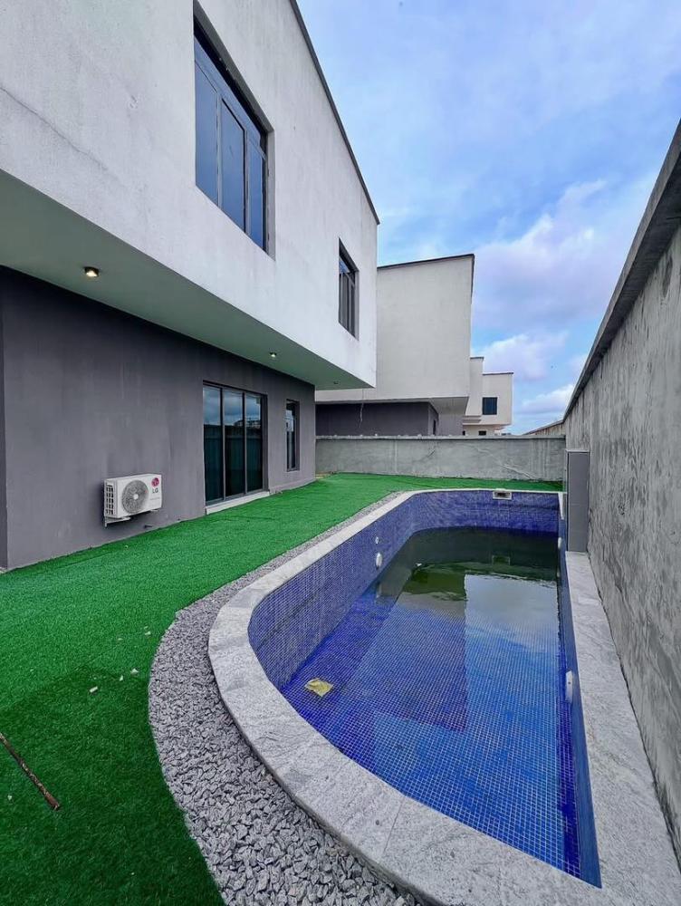 5 Bedroom Fully Detached Duplex With Swimming Pool For SALE Located at Lekki Phase 1.