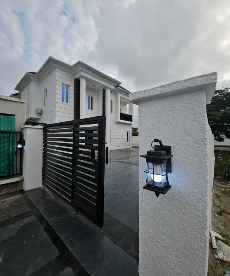 A luxurious 5 bedroom fully detached duplex with Bq