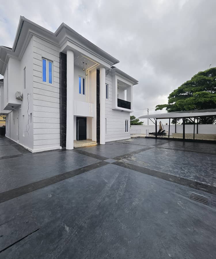 A luxurious 5 bedroom fully detached duplex with Bq