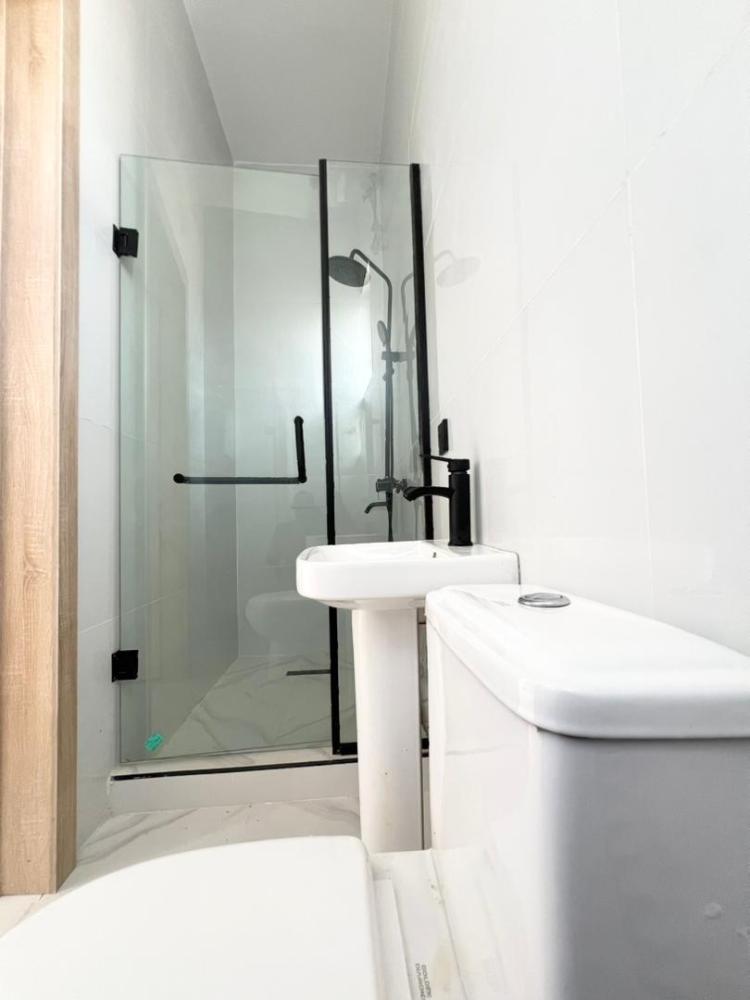 A luxurious 5 bedroom fully detached duplex with Bq