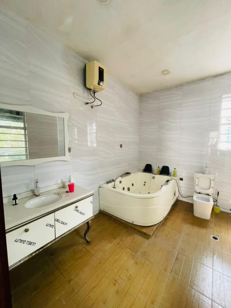 5 bedroom fully detached with a bq and a swimming pool 