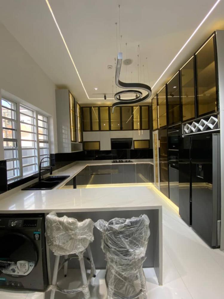 Beautifully Built 5 Bedroom Fully Detached Duplex with a Boys Quarter is Available For Sale at Lekki Phase 1, Lekki Lagos.