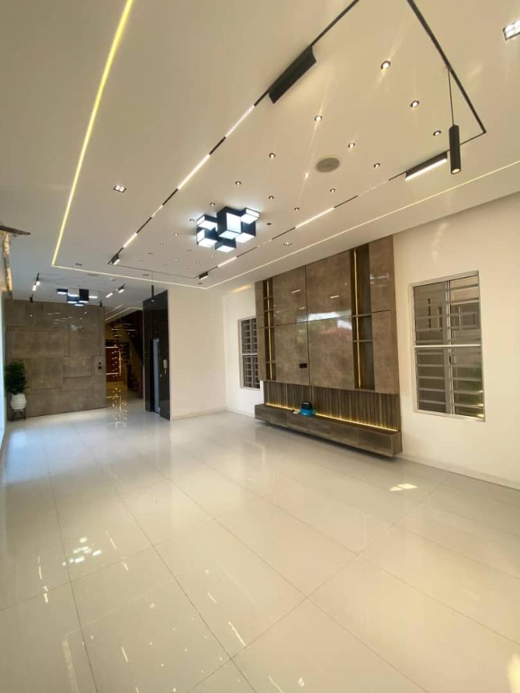 Beautifully Built 5 Bedroom Fully Detached Duplex with a Boys Quarter is Available For Sale at Lekki Phase 1, Lekki Lagos.