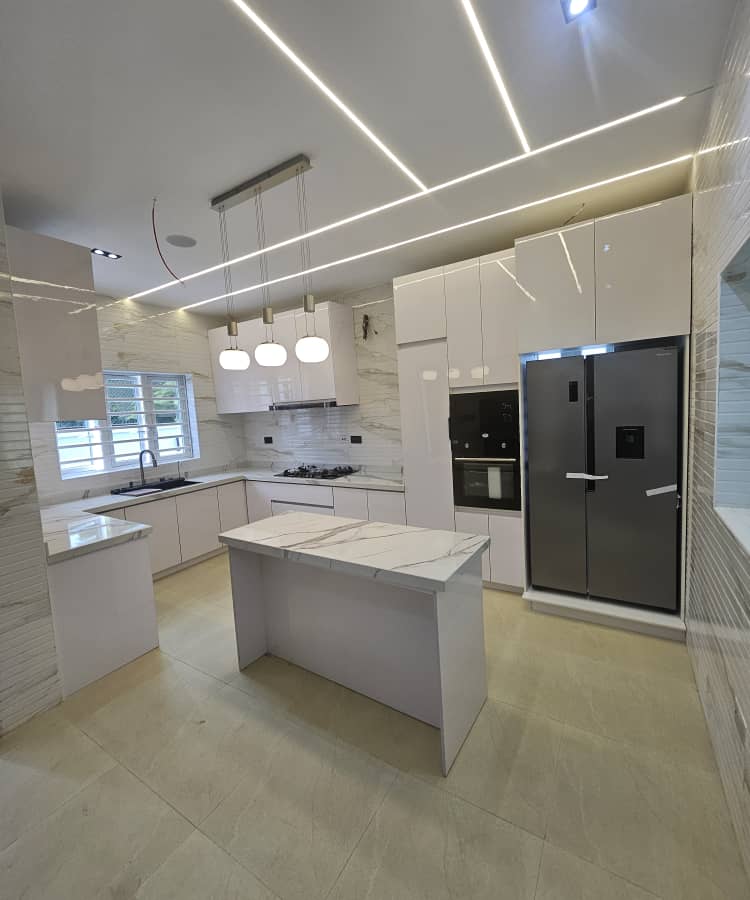 Distressed Sale A luxurious 5 bedroom fully detached duplex with Bq in Pinnock Beach Estate, Osapa, Lekki. Lagos