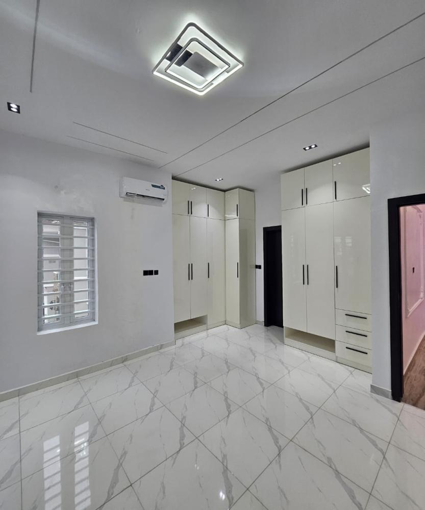 Distressed Sale A luxurious 5 bedroom fully detached duplex with Bq in Pinnock Beach Estate, Osapa, Lekki. Lagos