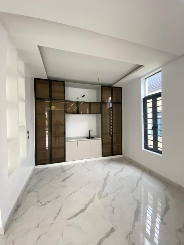 STYLISHLY BUILT 6 BEDROOM FULLY DETACHED DUPLEX WITH A ROOM BOYS QUARTER IS AVAILABLE FOR SALE AT CHEVRON,  LEKKI LAGOS.*