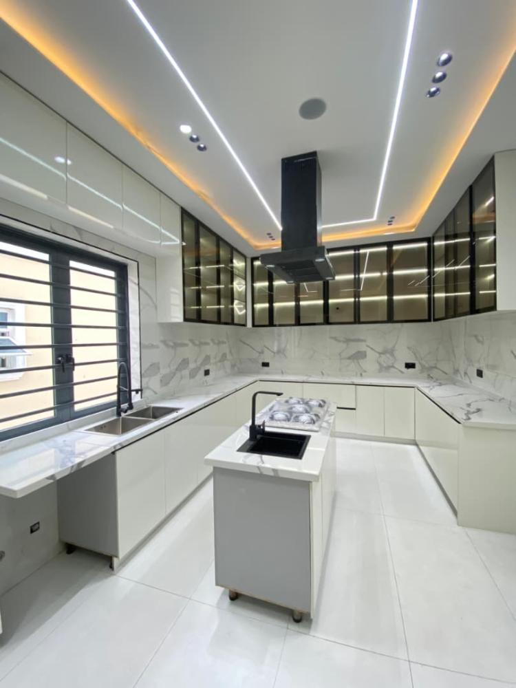 STYLISHLY BUILT 6 BEDROOM FULLY DETACHED DUPLEX WITH A ROOM BOYS QUARTER IS AVAILABLE FOR SALE AT CHEVRON,  LEKKI LAGOS.*