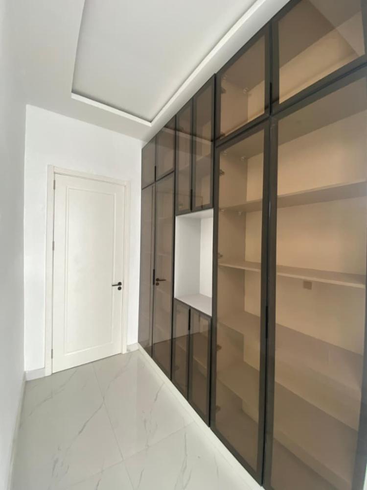 STYLISHLY BUILT 6 BEDROOM FULLY DETACHED DUPLEX WITH A ROOM BOYS QUARTER IS AVAILABLE FOR SALE AT CHEVRON,  LEKKI LAGOS.*