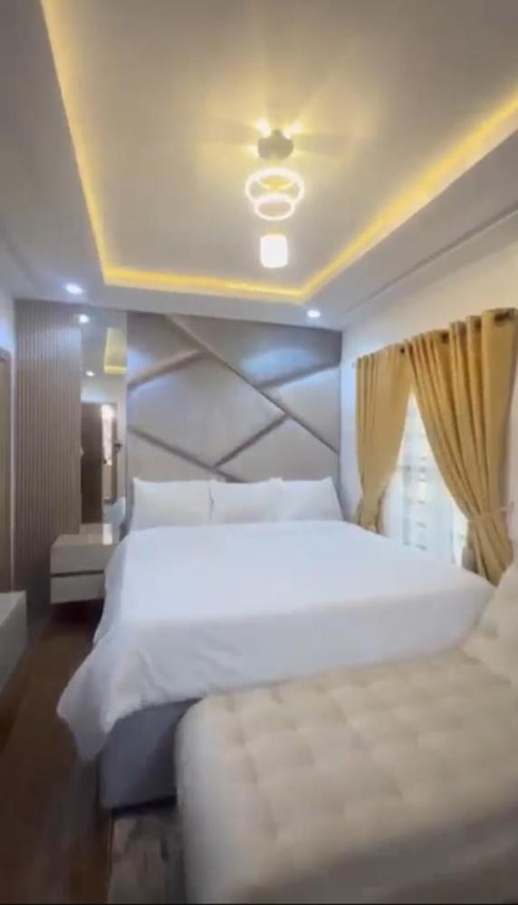 Fully serviced 3 bedroom flat Apartment