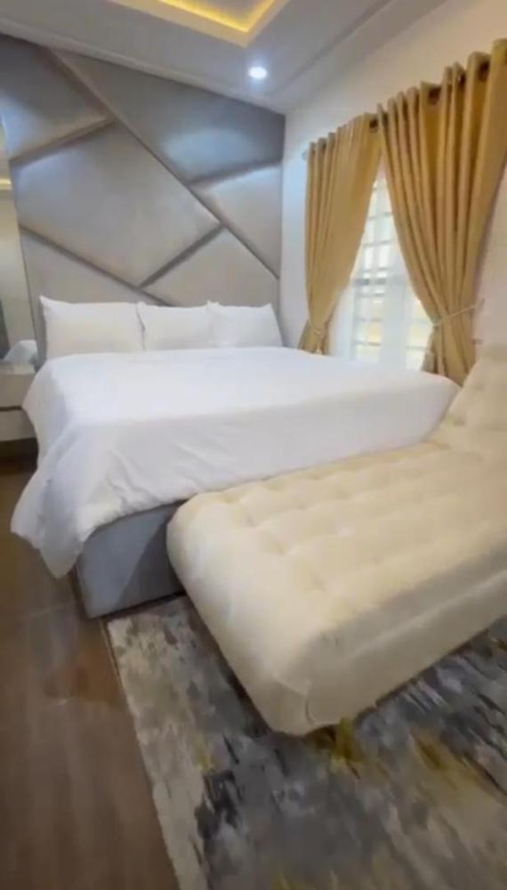 Fully serviced 3 bedroom flat Apartment