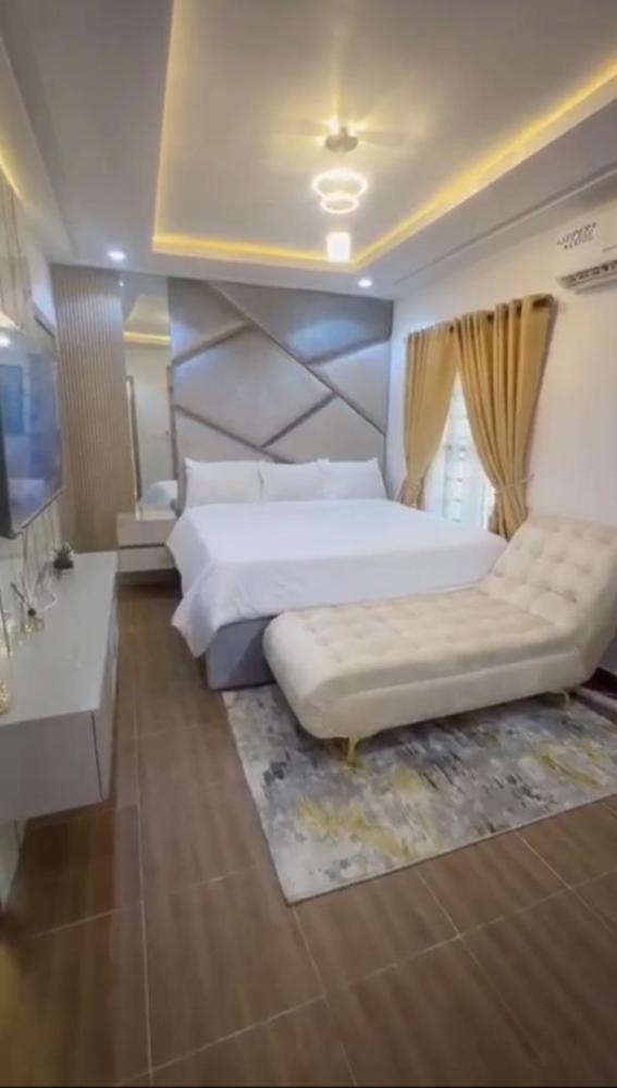 Fully serviced 3 bedroom flat Apartment