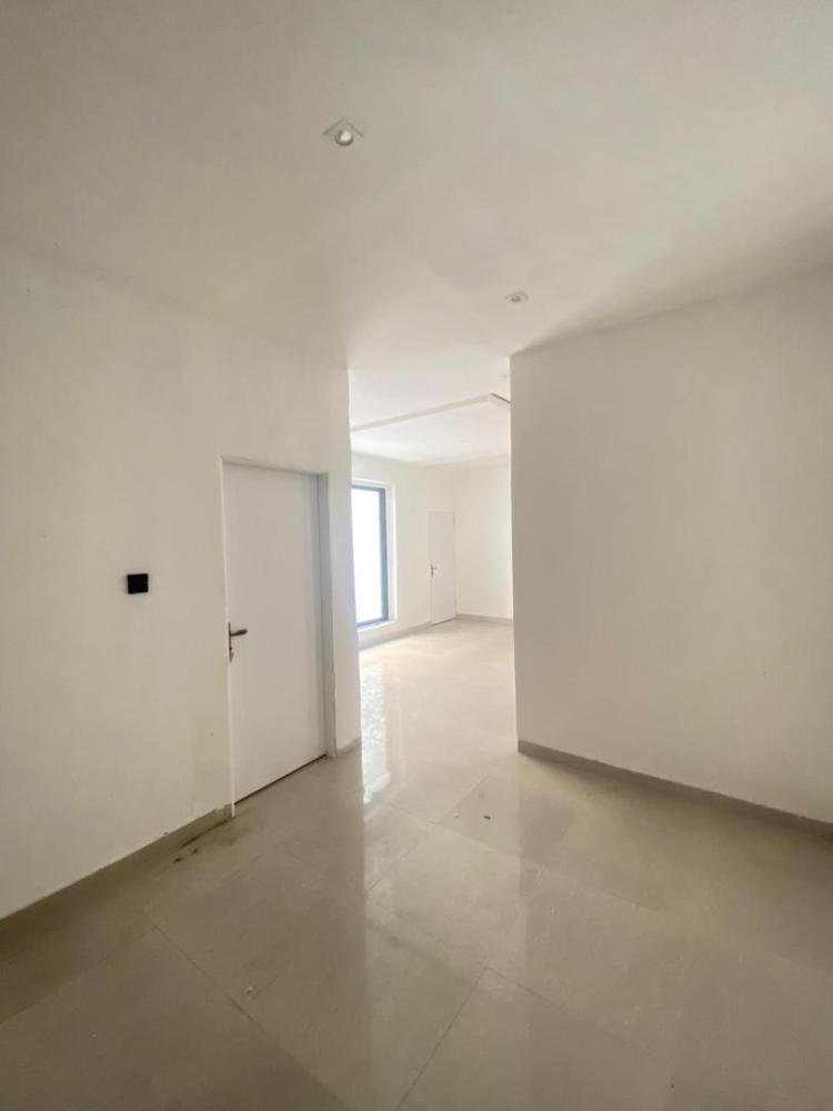 1 BEDROOM APARTMENT WITH COMMUNAL SWIMMING POOL + GYM IS CURRENTLY AVAILABLE FOR RENT, LOCATED AT OLOGOLO, LEKKI LAGOS.*