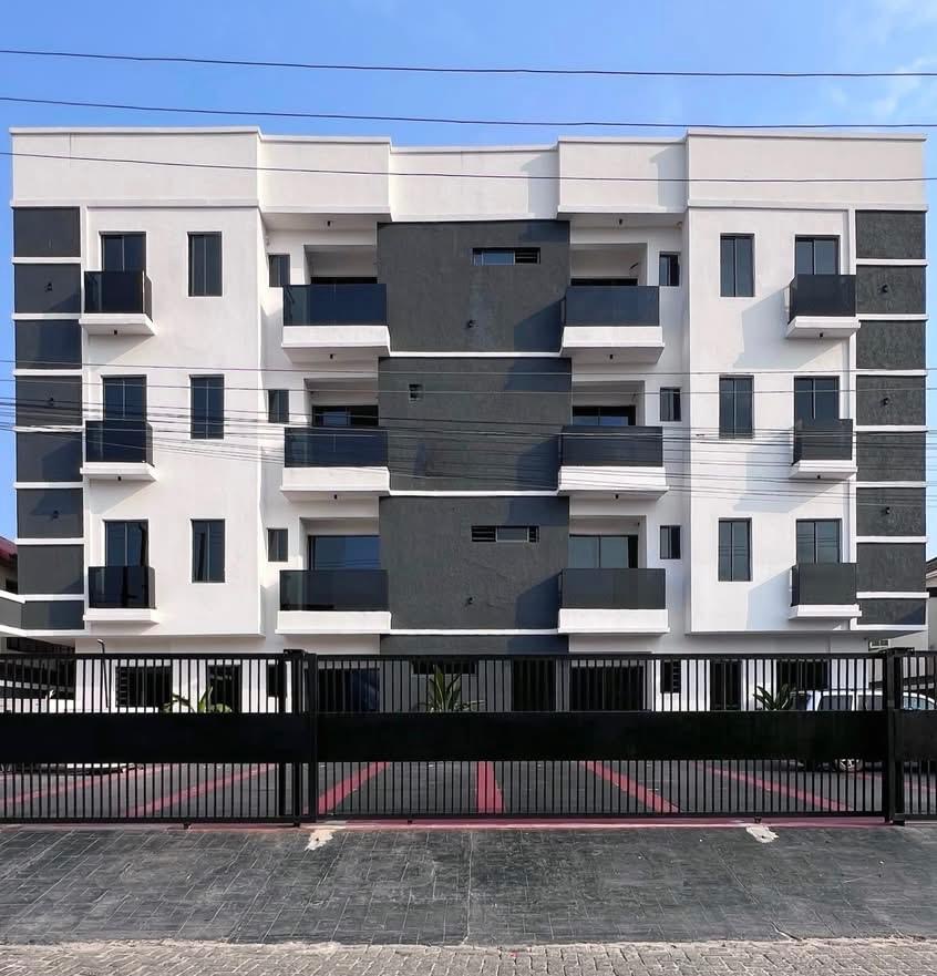 Fully Serviced 2/3 Bedroom Apartment With Elevator at Lekki Phase 1